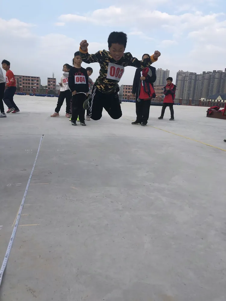 球队凭借毅力与决心，克服困难战胜强手