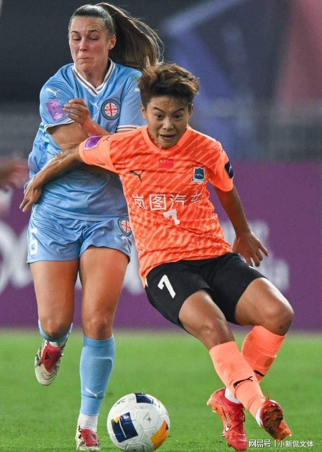 执著成果：女足比赛球员坚持到底获胜
