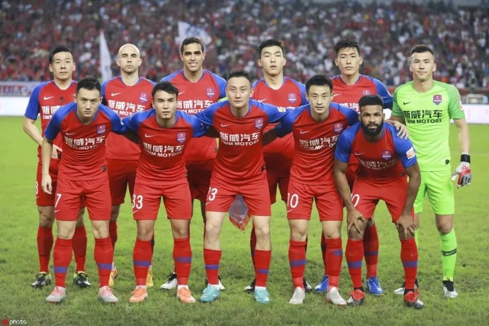 包含重庆斯威客场战平苏宁，继续保持不败的词条