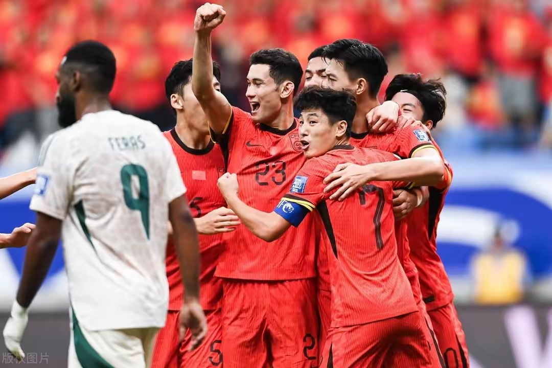 顶尖国内足球赛场上掀起热潮，球队实力对决