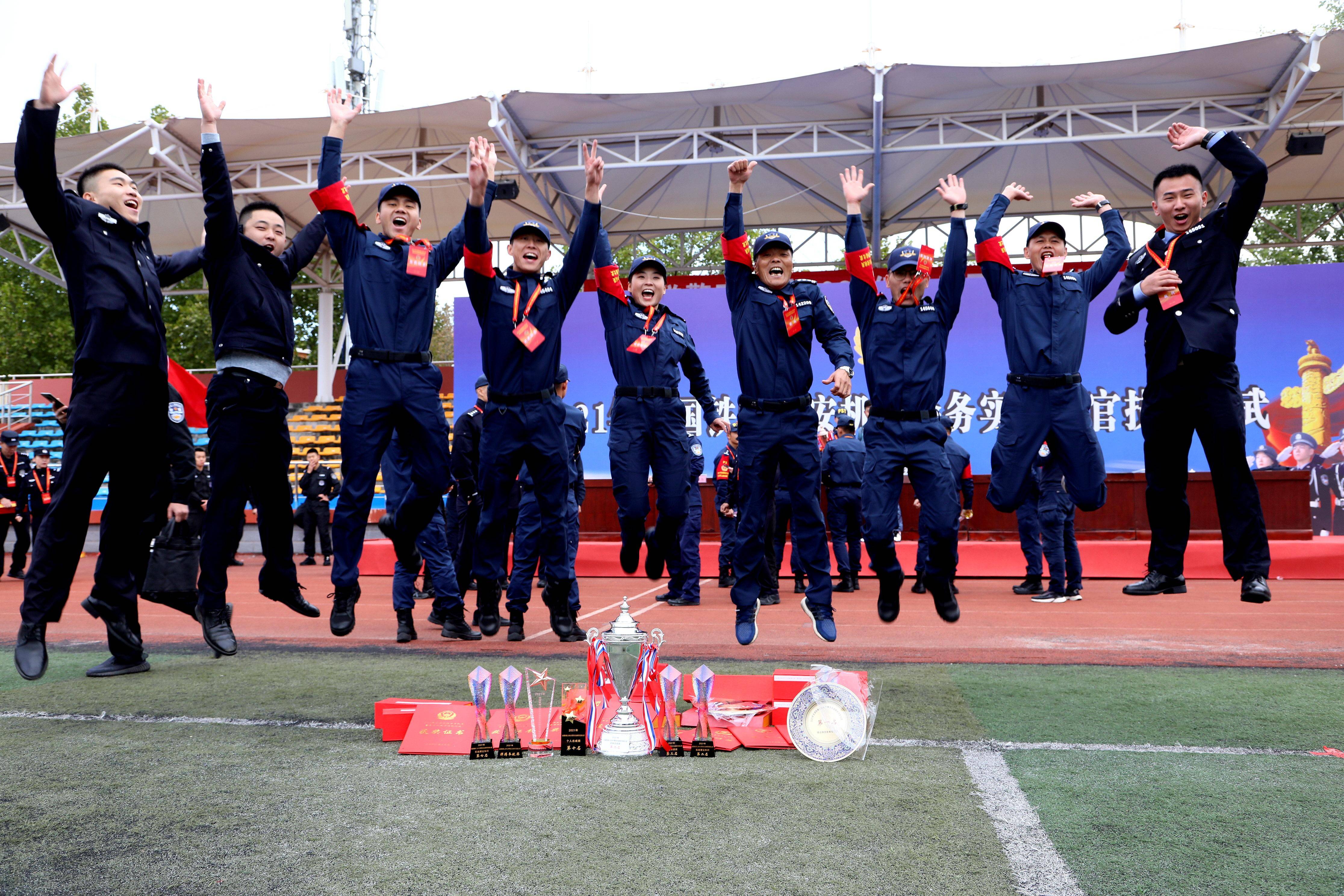 队员们顽强作战，为了荣誉不懈努力