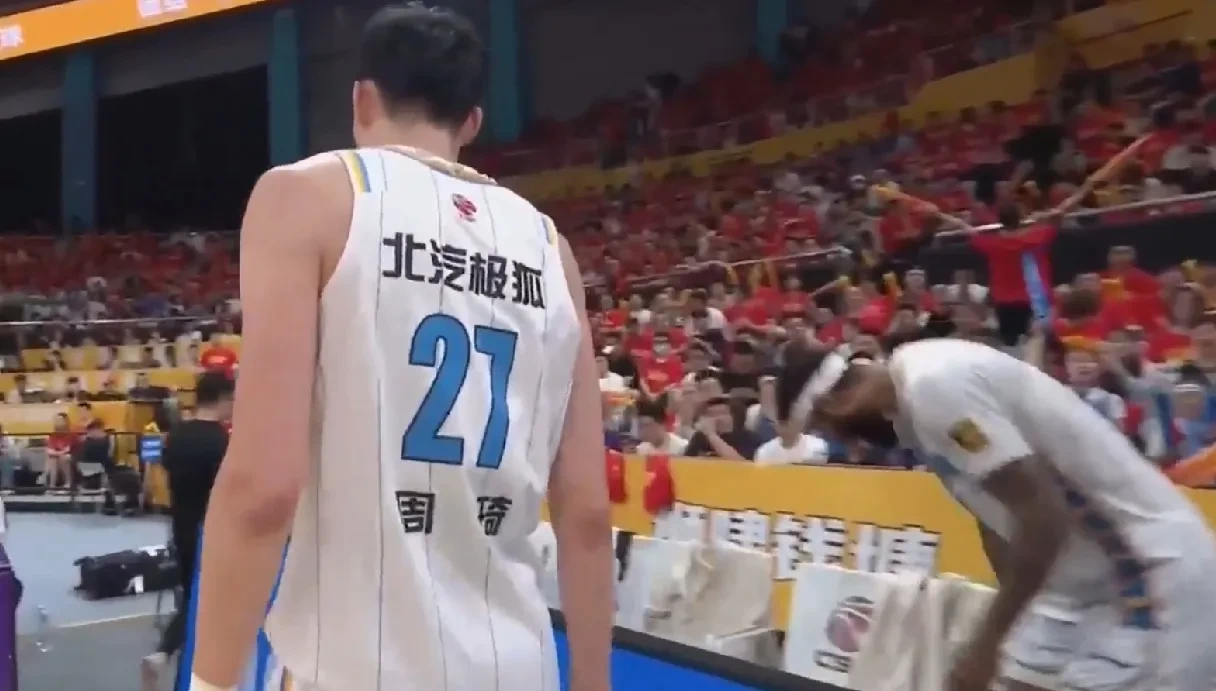 江苏队横扫天津队，周琦点燃赛场