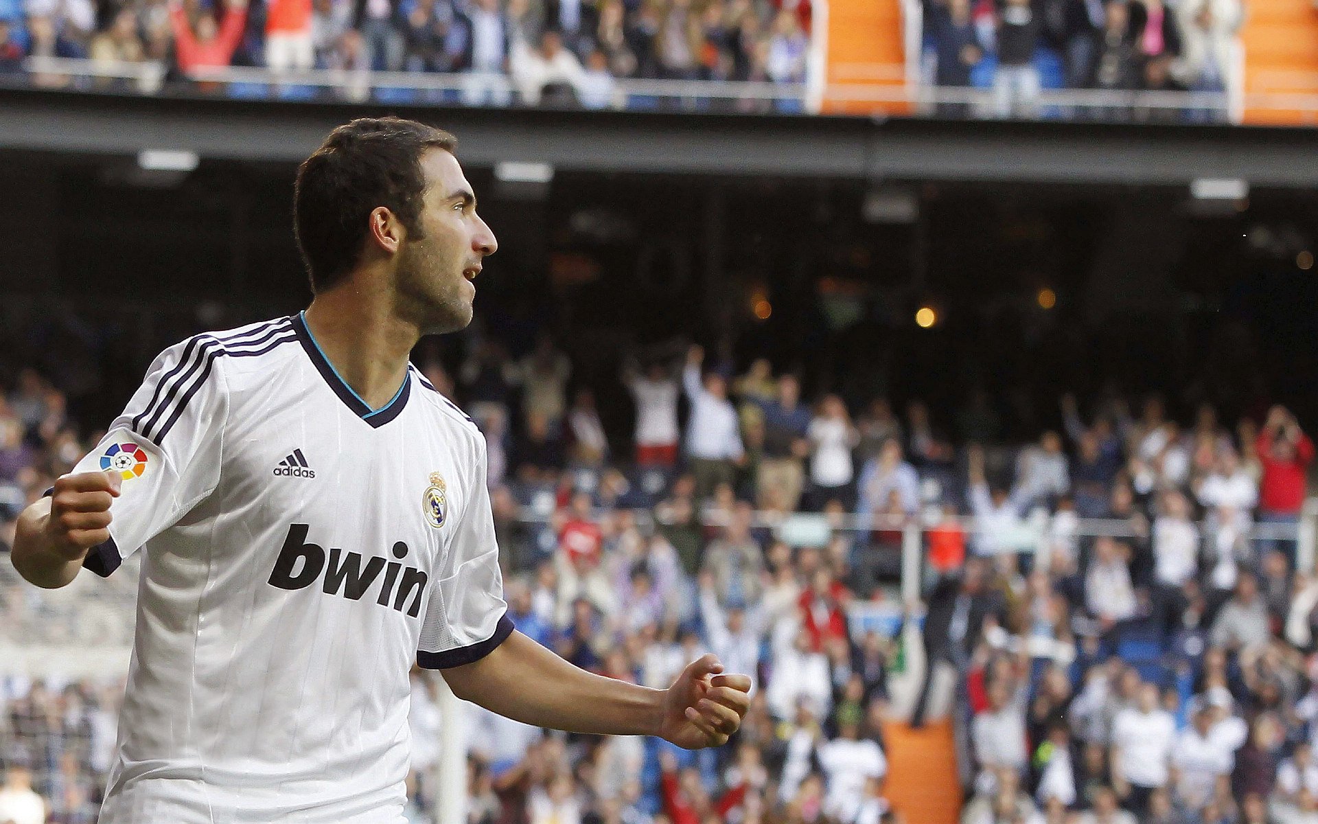 致命一笔，当美国画家在诺坎普的草皮上签名